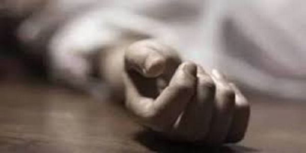 सडक किनारमा महिला मृत फेला परिन्