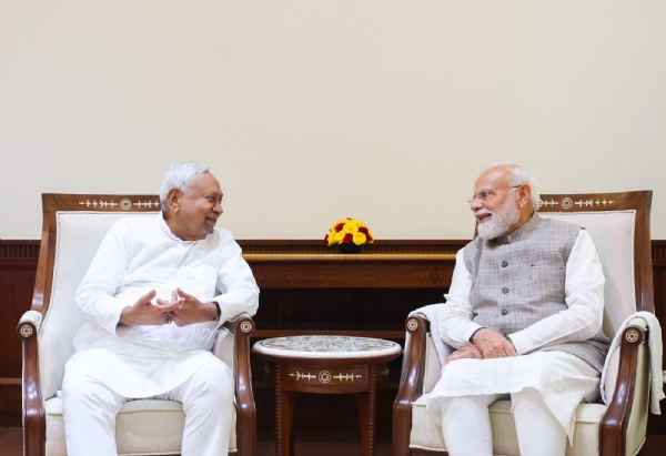 राज्यसभा सदस्य नीतीश कुमार मंगलवार को संसद भवन में प्रधानमंत्री नरेन्द्र मोदी से शिष्टाचार मुलाकात करते हुए राज्यसभा सदस्य नीतीश कुमार मंगलवार को संसद भवन में प्रधानमंत्री नरेन्द्र मोदी से शिष्टाचार मुलाकात करते हुए