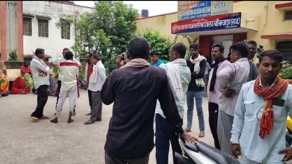 राज तालाब थाने के बाहर एकत्र मृतक के परिजन