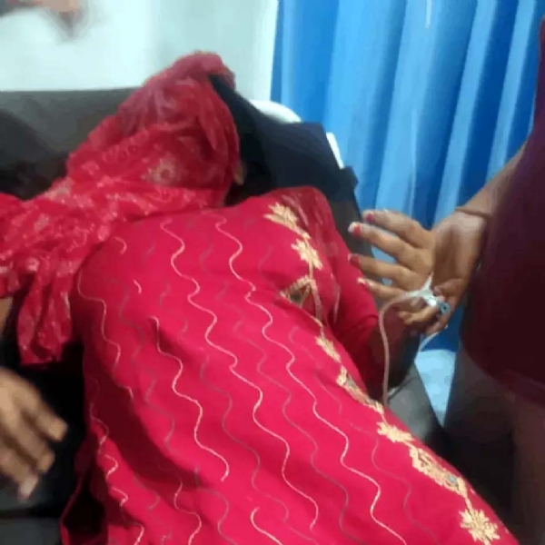 अस्पताल में उपचाराधीन गोविंद की पत्नी निशा।