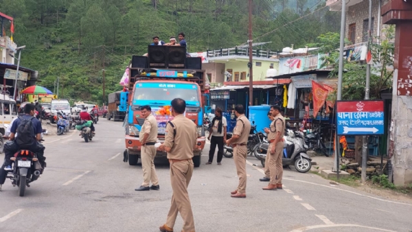 फोटो-09एनटीएच02 कंडीसौड़ में कांवड़ा यात्रा के दौरान चेकिंग अभियान चलाती पुलिस।