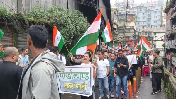 गोर्खाल्याण्ड मागलाई लिएर र्याली गोर्खाल्याण्ड मागलाई लिएर र्याली