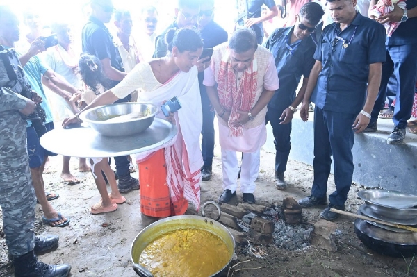 असमः बाढ़ प्रभावित आश्रय शिविर में आश्रय लेने वालों से मुलाकात कर उनकी समस्याओं को सुनते मुख्यमंत्री डॉ. हिमंत बिस्व सरमा