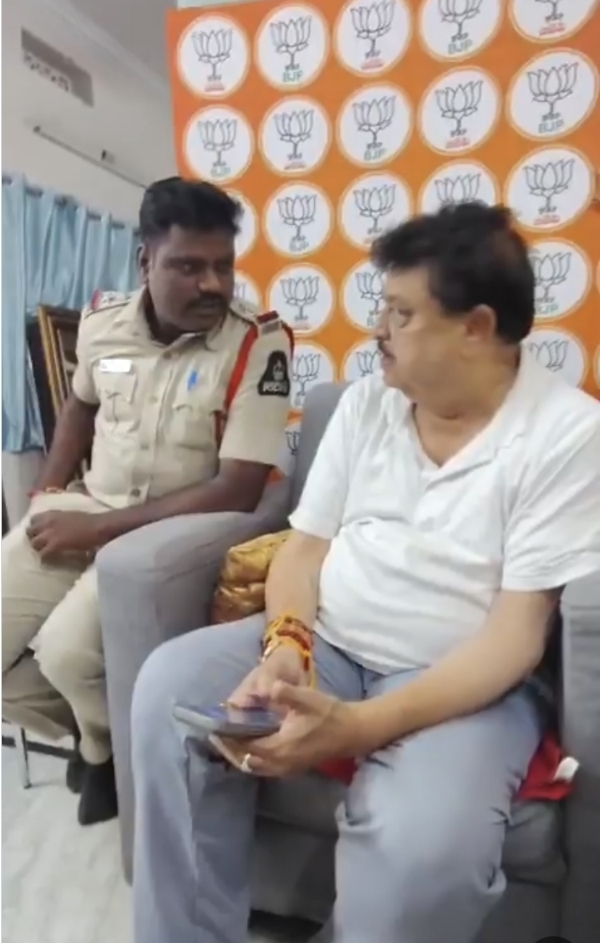 तेलंगाना बीजेपी प्रदेश अध्यक्ष के घर पहुंची पुलिस तेलंगाना बीजेपी प्रदेश अध्यक्ष के घर पहुंची पुलिस
