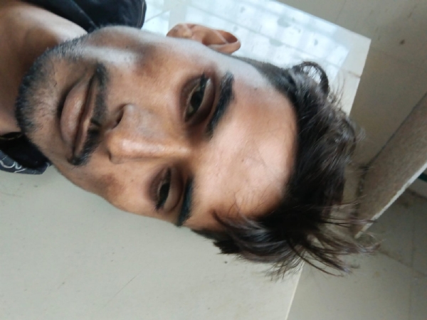 युवक का शव पेड़ पर लटका मिला युवक का शव पेड़ पर लटका मिला