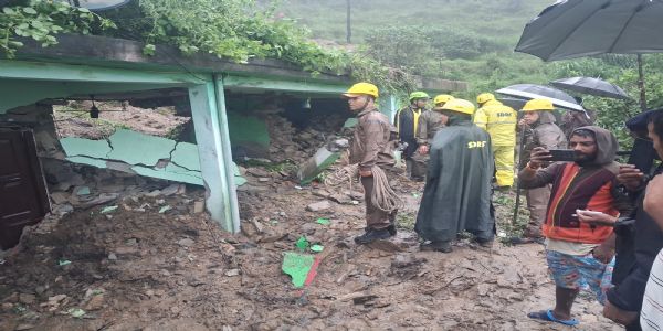 अल्मोड़ाको वड्यूडा गाउँमा भग्नावशेषमा परी परिवारका तीन जनाको मृत्यु