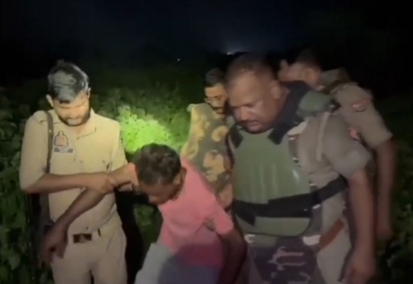 पुलिस मुठभेड़ के बाद गिरफ्तार आरोपित। पुलिस मुठभेड़ के बाद गिरफ्तार आरोपित।