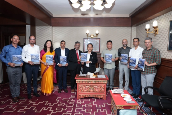 हिमनदीजन्य जोखिमसम्बन्धी आयोगका सदस्यहरूसॅंग मुख्यमन्त्री प्रेमसिंह तामाङ