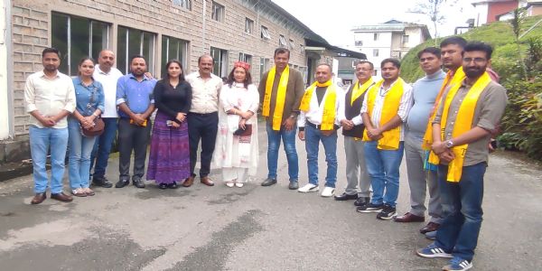 पीआईबी शिमलाको मिडिया टोलीद्वारा तिमी चिया बगानको भ्रमण, जैविक चिया उत्पादन प्रक्रियाबारे लियो जानकारी