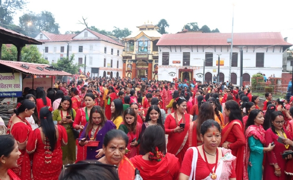 काठमांडू के पशुपतिनाथ मंदिर में तीज पर महिला श्रद्धालुओं की उमड़ी भीड़ काठमांडू के पशुपतिनाथ मंदिर में तीज पर महिला श्रद्धालुओं की उमड़ी भीड़