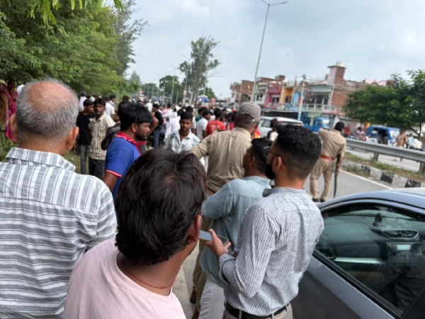 शव मिलने की सूचना पर एकत्रित ग्रामीणों की भीड़ शव मिलने की सूचना पर एकत्रित ग्रामीणों की भीड़