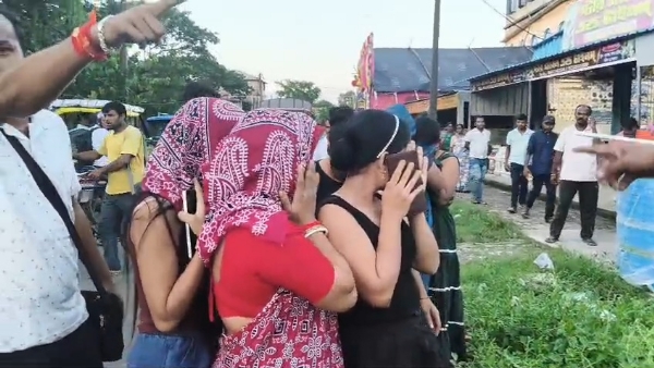 पकड़ी गई लड़कियों को थाने लेकर जाती स्थानीय लोग पकड़ी गई लड़कियों को थाने लेकर जाती स्थानीय लोग