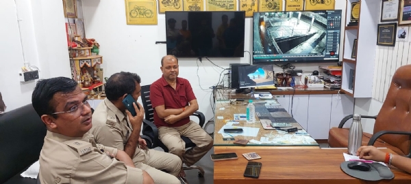 अररिया फोटो:शोरूम के मालिक के साथ एसडीपीओ और अन्य पुलिस अधिकारी अररिया फोटो:शोरूम के मालिक के साथ एसडीपीओ और अन्य पुलिस अधिकारी