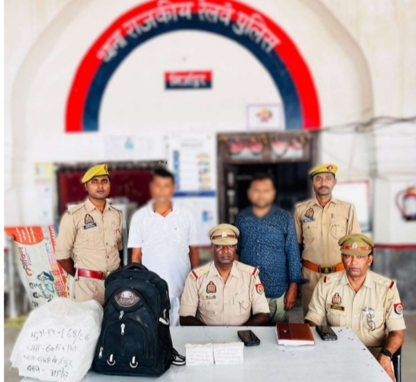 गिरफ्तार शराब तस्करों के साथ थानाध्यक्ष जीआरपी मीरजापुर राजेश कुमार वर्मा व अन्य। गिरफ्तार शराब तस्करों के साथ थानाध्यक्ष जीआरपी मीरजापुर राजेश कुमार वर्मा व अन्य।