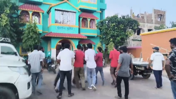 होटल में कर्मचारियों के साथ मारपीट करते स्थानीय लोग होटल में कर्मचारियों के साथ मारपीट करते स्थानीय लोग