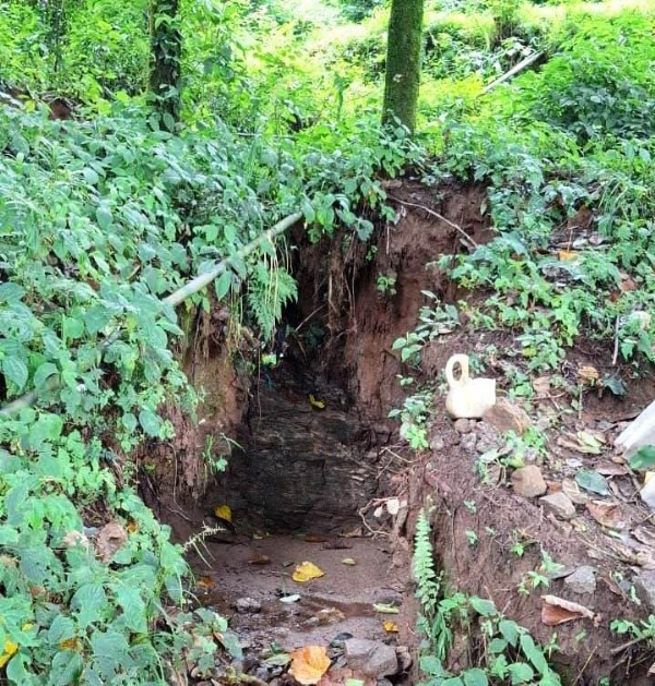 धोतरिया कलेज भेल्ली ग्राम पञ्चायतको बीच गाउँ, अप्पर कलेज भेल्ली क्षेत्रमा पानी बग्ने सठीक व्यवस्था नभएकोले खतरामा