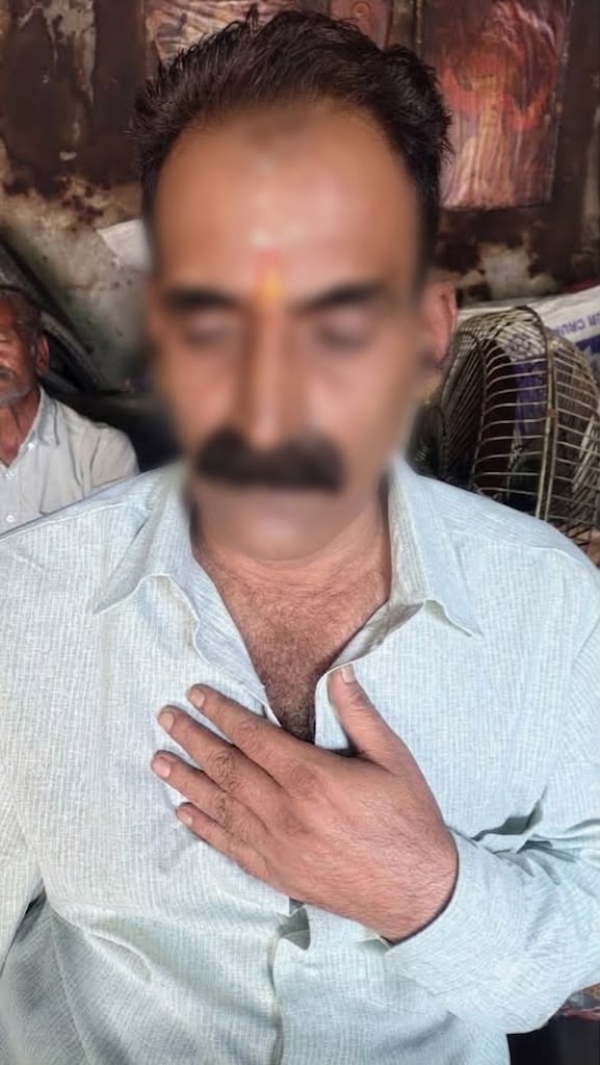 पकड़ा गया आरोपी।