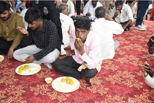 15 मिनट में लड्डू के मुकाबले में कई प्रतिभागी बाहर 15 मिनट में लड्डू के मुकाबले में कई प्रतिभागी बाहर
