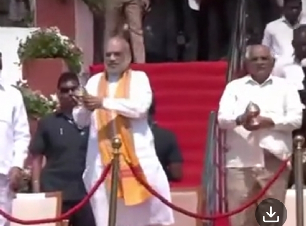 जलाभिषेक के बाद शर्मिष्ठा तालाब पर  केंद्रीय गृह मंत्री अमित शाह और मुख्यमंत्री भूपेन्द्र पटेल की मौजूदगी में महाआरती किया गया