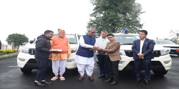 राज्यपालले स्वास्थ्य केन्द्र र बालिका विद्यालयलाई एक-एकवटा एम्बुलेन्स प्रदान गरे