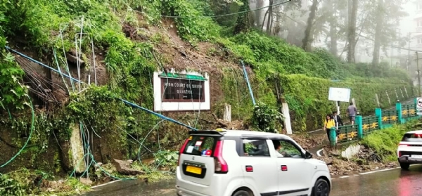 भारी वर्षापछि सिक्किमका विभिन्न स्थानमा पैह्रो