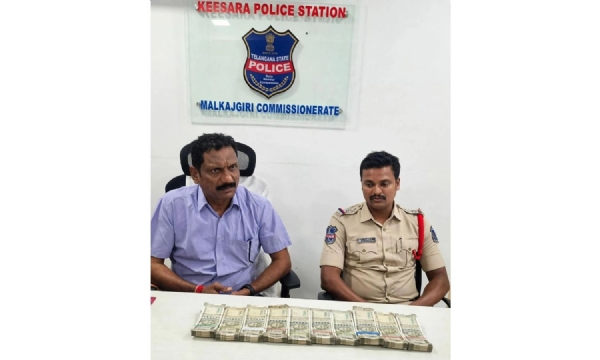 केसरा थाने में बरामद नोट के साथ पत्रकारों से बात करते एसीबी के अधिकारी