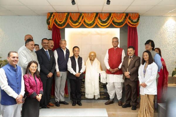 हेलेन लेप्चा सरकारी चिकित्सा महाविद्यालयमा हेलेन लेप्चाको अर्धकदको प्रतिमा र महाविद्यालयको लोगो अनावरण हेलेन लेप्चा सरकारी चिकित्सा महाविद्यालयमा हेलेन लेप्चाको अर्धकदको प्रतिमा र महाविद्यालयको लोगो अनावरण