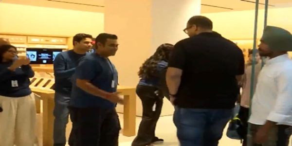भारतमा आईफोन १८ प्रो र प्रो म्याक्स किन्न लामो लाइन