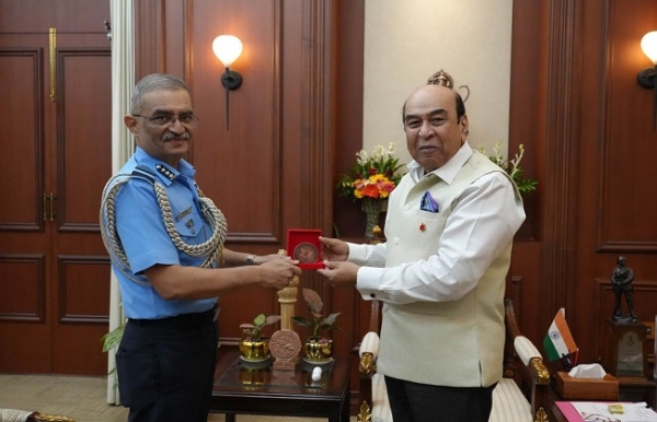 केंद्रीय वायु कमान के एयर ऑफिसर कमांडिंग-इन-चीफ एयर मार्शल तरुण चौधरी राज्यपाल से शिष्टाचार मुलाकात के दौरान केंद्रीय वायु कमान के एयर ऑफिसर कमांडिंग-इन-चीफ एयर मार्शल तरुण चौधरी राज्यपाल से शिष्टाचार मुलाकात के दौरान
