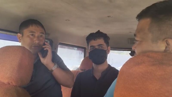 पकड़े गए अफगान नागरिक को ले जाती पुलिस