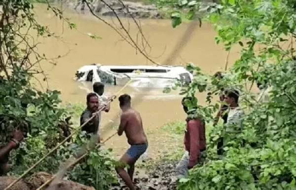 आगरमालवा में नाले में बही कार को रेस्क्यू करते हुए स्थानीय लोग