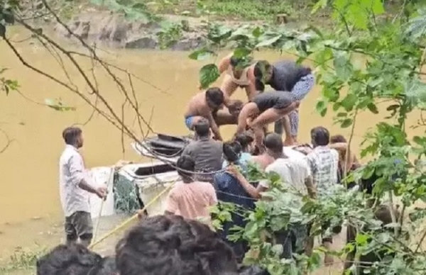 आगरमालवा में नाले में बही कार को रेस्क्यू करते हुए स्थानीय लोग