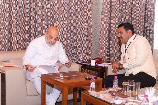 आज सुबह एक प्राइवेट होटल में अमित शाह से मिलते हुए स्टेट प्रेसिडेंट विजयेंद्र की एक तस्वीर। आज सुबह एक प्राइवेट होटल में अमित शाह से मिलते हुए स्टेट प्रेसिडेंट विजयेंद्र की एक तस्वीर।