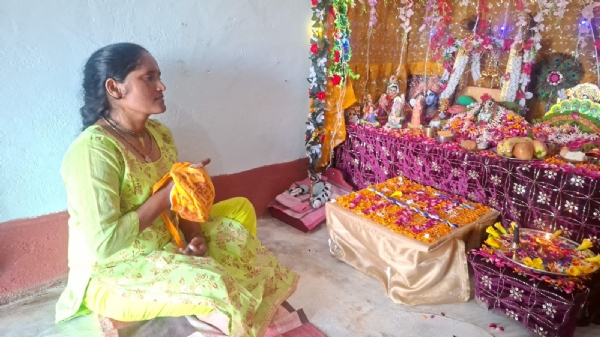 पूजा करती सलमा पूजा करती सलमा