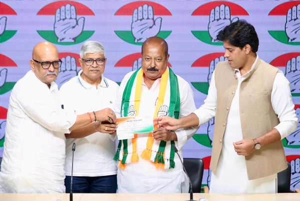 नई दिल्ली में बुधवार को कांग्रेस में शामिल होने के दौरान सैयद आसिम वकार के साथ उत्तर प्रदेश कांग्रेस प्रभारी राजेंद्र पाल गौतम, प्रदेश कांग्रेस अध्यक्ष काशीराम राय और कांग्रेस सांसद इमरान प्रतापगढ़ी। नई दिल्ली में बुधवार को कांग्रेस में शामिल होने के दौरान सैयद आसिम वकार के साथ उत्तर प्रदेश कांग्रेस प्रभारी राजेंद्र पाल गौतम, प्रदेश कांग्रेस अध्यक्ष काशीराम राय और कांग्रेस सांसद इमरान प्रतापगढ़ी।