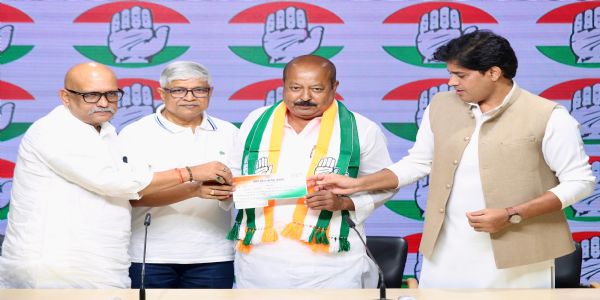 एआईएमआईएमका पूर्व प्रवक्ता सैयद आसिम वकार काङ्ग्रेसमा सामेल भए