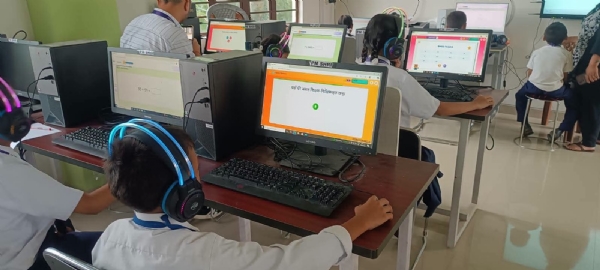 विद्यार्थीहरू एआई आधारित शिक्षा ग्रहण गर्दै।