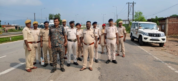 जांच करती पुलिस