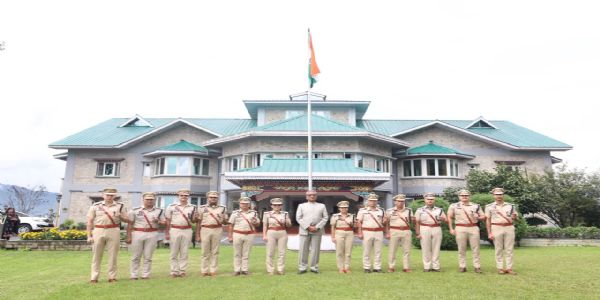 सिक्किम पुलिस सेवा २०२४ ब्याचका उप-पुलिस अधीक्षकहरूले राज्यपालसँग गरे शिष्टाचार भेट