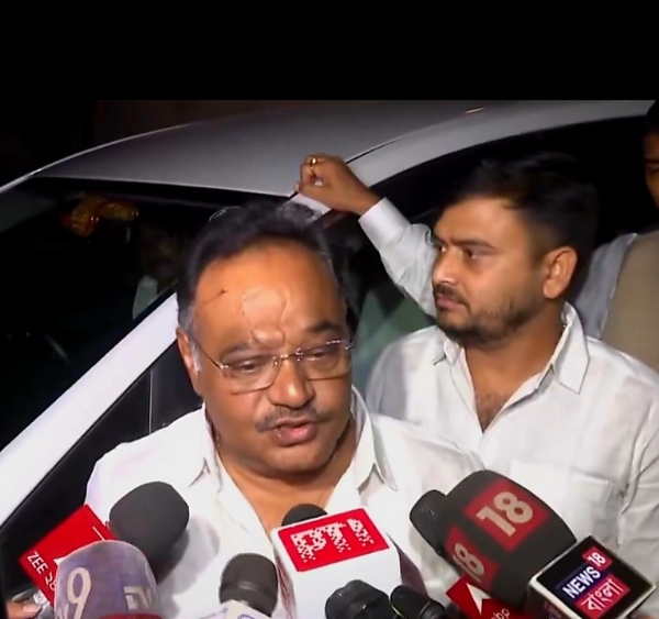 पत्रकारो सै बात करते शमिक भट्टाचार्य पत्रकारो सै बात करते शमिक भट्टाचार्य