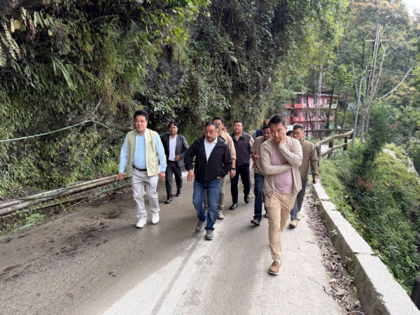 मन्त्री एनबी दाहालले गेजिङमा जारी सडक तथा पूर्वाधार निर्माण कार्यको निरीक्षण गरे