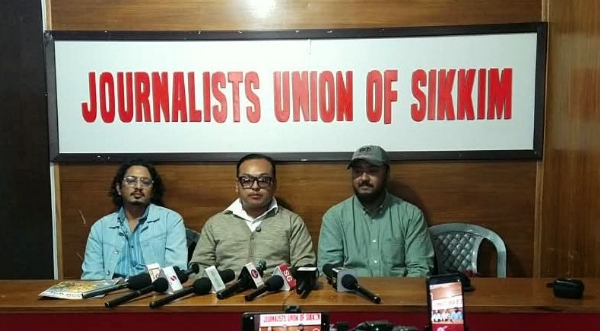 यूएनबीका समर्थक सुरज सेवा, मनिस रसाइली र इत्तेफाक उश्मानी यूएनबीका समर्थक सुरज सेवा, मनिस रसाइली र इत्तेफाक उश्मानी