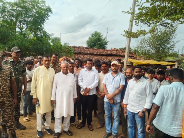 घटना की जानकारी लेते विधायक आलोक चौरसिया घटना की जानकारी लेते विधायक आलोक चौरसिया
