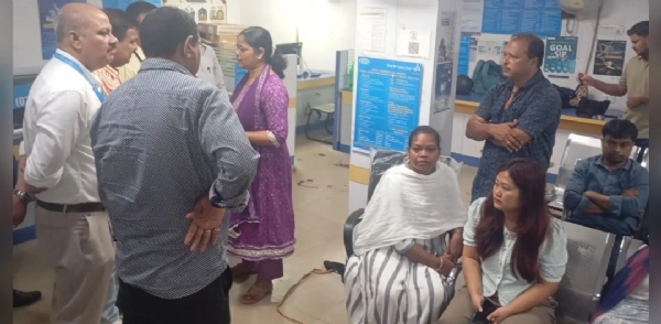 सीसीटीवी कैमरे में कैद भागते अपराधी और बैंक कर्मचारी सीसीटीवी कैमरे में कैद भागते अपराधी और बैंक कर्मचारी