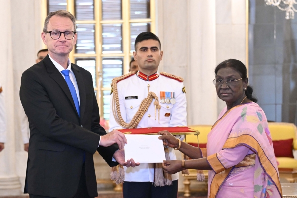 फिनलैंड के राजदूत मिक्को किविकोस्की शुक्रवार को राष्ट्रपति द्रौपदी मुर्मु को अपना परिचय-पत्र प्रस्तुत करते हुए फिनलैंड के राजदूत मिक्को किविकोस्की शुक्रवार को राष्ट्रपति द्रौपदी मुर्मु को अपना परिचय-पत्र प्रस्तुत करते हुए