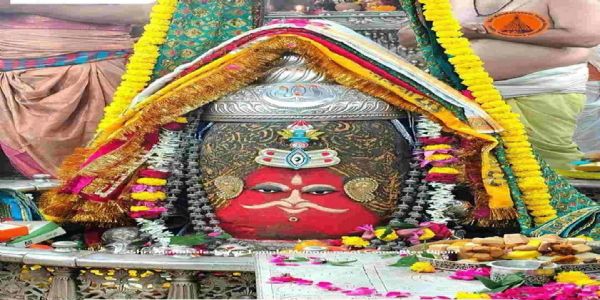 भस्म आरतीमा चाँदीको ओम-बिल्वपात्र मुकुटले सजिए महाकाल, निराकारबाट साकार रूपमा दिए दर्शन