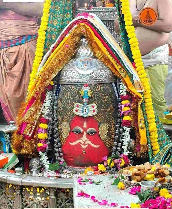 भस्म आरती में रजत ओम-बिल्वपत्र मुकुट से सजे महाकाल