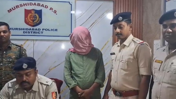 आरोपी को लेकर जाती पुलिस आरोपी को लेकर जाती पुलिस