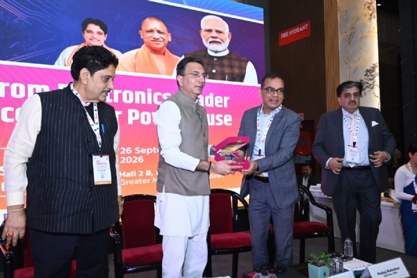 नोएडा एक्सपो मार्ट  में उद्योगों को संबोधित करते हुए जतिन प्रसाद की फोटो