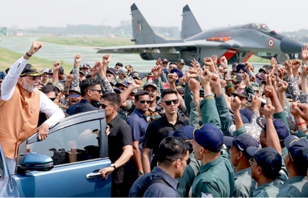सेना के जवानों के साथ प्रधानमंत्री नरेन्द्र मोदी सेना के जवानों के साथ प्रधानमंत्री नरेन्द्र मोदी